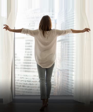 How does living in an apartment help with a busy lifestyle